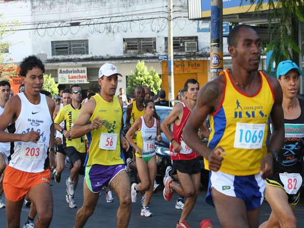 A Maratona em Movimento orienta e informa as pessoas e profissionais de saúde sobre a esclerose múltipla (foto: Divulgação)