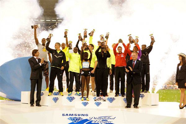 Vencedores da Diamond League erguem seus troféus: fim de temporada (foto: Jiro Mochizuki/ Samsung Diamond League)