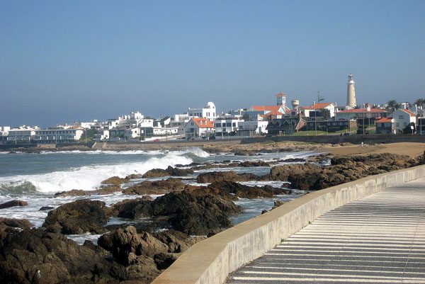 Apesar de passar pela orla da praia  o percurso em Punta del Este é bastante acidentado (foto: Pablo Escobedo/Licença Creative Commons)