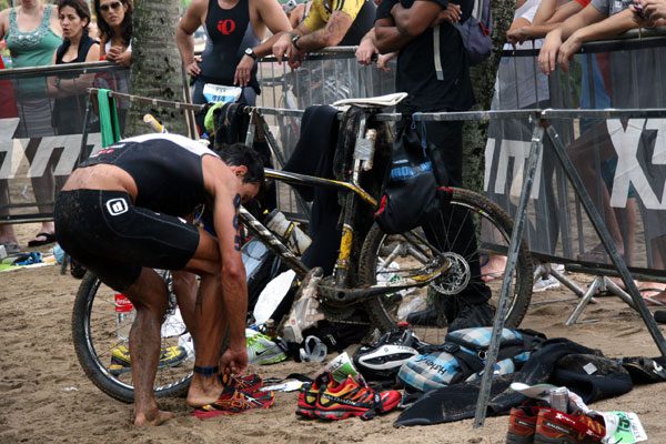 Para Felipe a transição é a quarta modalidade do triathlon e é fundamental (foto: Alexandre Koda/www.webrun.com.br)