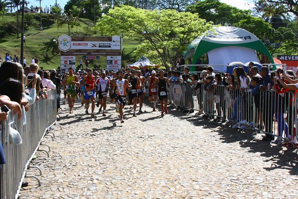 A largada foi na praça central da cidade (foto: Alexandre Koda/ www.webrun.com.br)