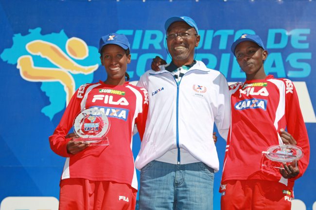 Meseret e Edwin com Nelson Prudêncio ex-saltador brasileiro e medalhista olímpico (foto: Luiz Doro/ Adorofoto)