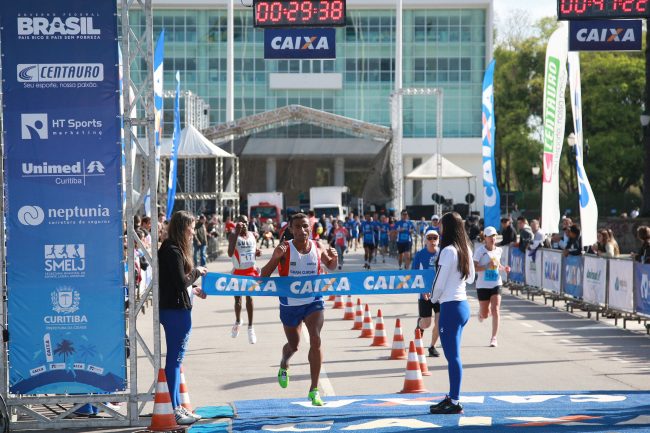 Maratona de Curitiba é uma das principais do segundo semestre (foto: Luiz Doro/ Adorofoto)