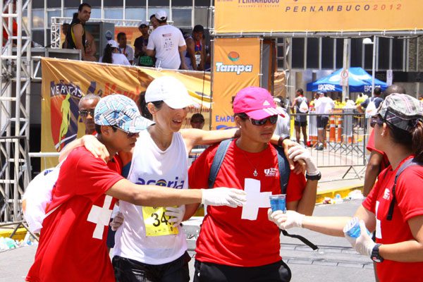 Juliana teve de ser amparada na chegada pelo staff (foto: Paulo Gomes#8260; www.webrun.com.br)