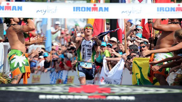 Pete Jacobs comemora seu primeiro mundial de Iroman e o sexto seguido da Austrália (foto: finisherpix.com/ Ironman)
