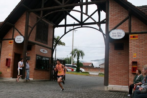 Percurso de Pomerode passa por construções típicas (foto: Paulo Gomes/ Webrun)
