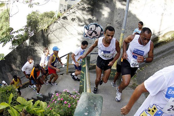 Competidores passam por ruas da comunidade na edição do ano passado (foto: Embratel Rio Up Run / Divulgação)