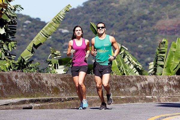 Cadu Soares corre ao lado da namorada e também atleta Juliana Salgado (foto: Divulgação)