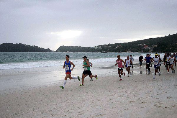 Percurso passa pela praia montanha e trilha (foto: Divulgação/ Bombinhas Runner)