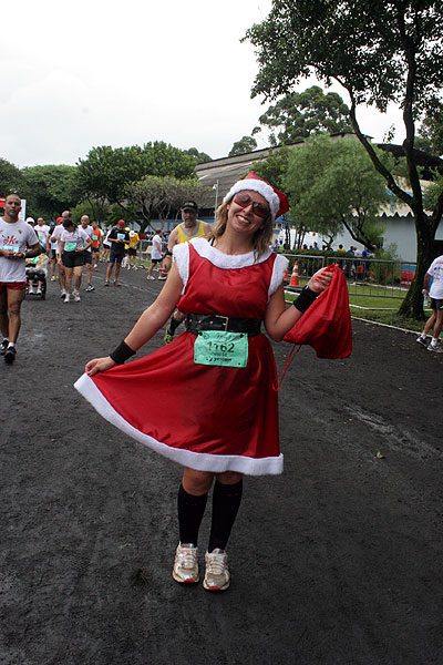 Denise Pavan já está elaborando a fantasia para usar na São Silvestre (foto: Rafaela Castilho/ webrun.com.br)