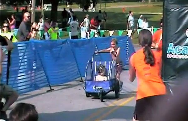 Connor empurra carrinho com irmão mais velho na corrida (foto: Reprodução/ Youtube)