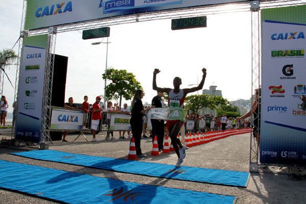 Queniano Paul Kimutai foi o vencedor do percurso (foto: Fabio Falconi/Latin Sports)