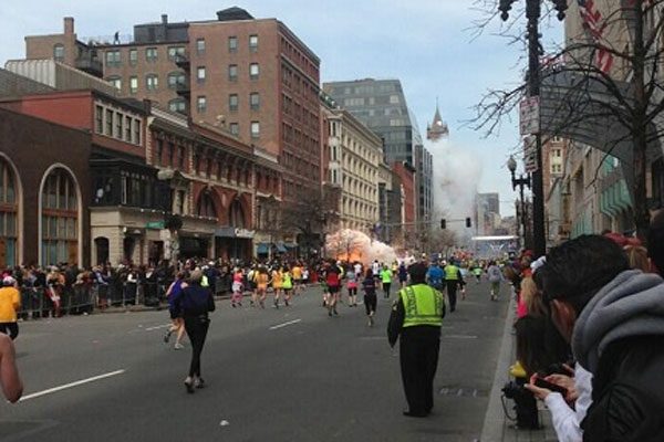Duas explosões ocorreram na linha de chegada da Maratona de Boston (foto: Reprodução/ Twitter)