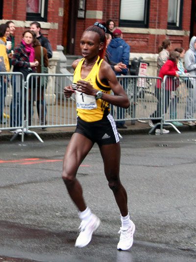 Jeptoo guardou as forças para o sprint no final da prova (foto: Licença Creative Commons/ Ambibro)