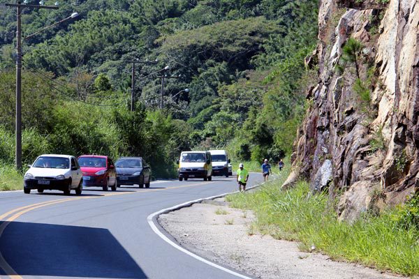 Subida íngreme forçou corredores a caminhar para evitar quebra (foto: Renato Aranda/ Webrun.com.br)