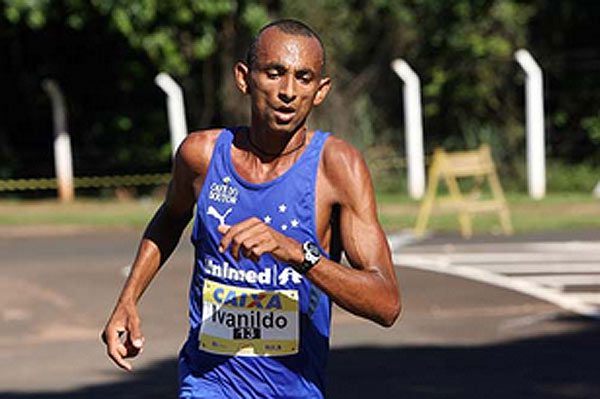 Ivanildo o Gomes vence prova ao cruzar a linha em 31min02 (foto: Luiz Doro/adorofoto)