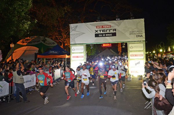 Corrida chamou a atenção dos moradores locais (foto: Guilherme Taboada/ X3M)