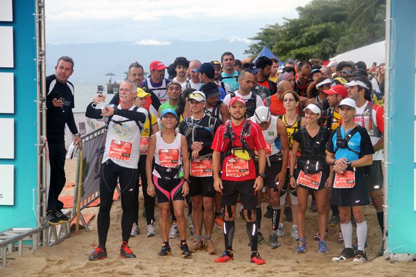 Os corredores largaram da Praia do Perequê (foto: Alexandre Koda/ www.webrun.com.br)