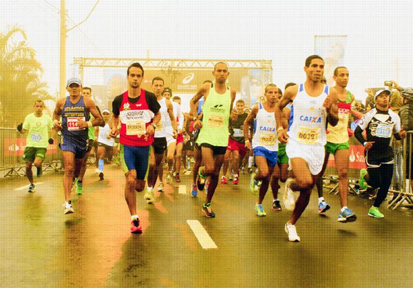 Largada ocorreu com dez minutos de atraso (foto: Roosevelt Cássio/ Asics)