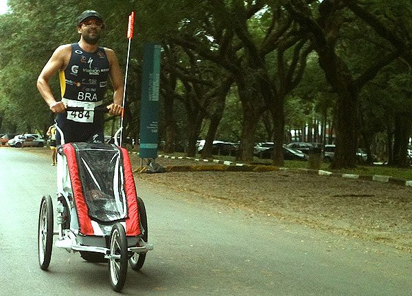 Alessandro Pimental treina para levar a filha recém nascida às provas (foto: Divulgação/ Bike na Mídia)