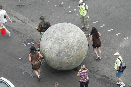 Indiana Jones carrega pedra com mais de 100 quilos (foto: Roger Souza)