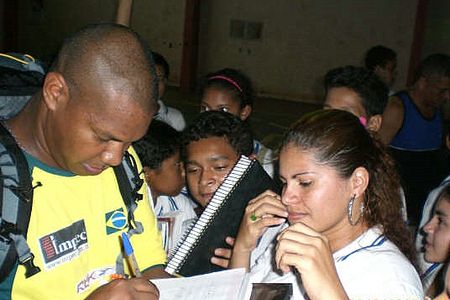 Carlos Dias dá autógrafo para estudantes de escola em Oiapoque (foto: Arquivo pessoal)