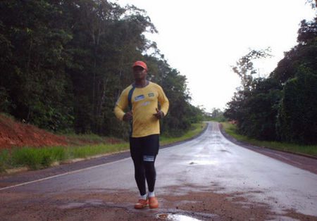 Carlos agora corre sem escolta apenas com sua mochila (foto: Arquivo pessoal)