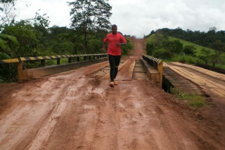 Carlos Dias enfrenta estrada de terra no Pará (foto: Arquivo pessoal)
