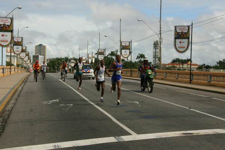 Atletas durante passagem por uma das pontes do percurso em 2006 (foto: Renato Cukier/ www.webrun.com.br)