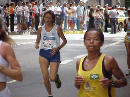 Restam poucas vagas para a prova feminina da 78ª <i>Corrida Internacional de São Silvestre.</i> Os organizadores colocaram desde a última segunda-feira (9) as 200 inscrições remanescentes. (foto: Harry Thomas Jr  Arquivo WebRun)” /><br />
Restam poucas vagas para a prova feminina da 78ª <i>Corrida Internacional de São Silvestre.</i> Os organizadores colocaram desde a última segunda-feira (9) as 200 inscrições remanescentes. (foto: Harry Thomas Jr  Arquivo WebRun)</div>
<p>Restam poucas vagas para a prova feminina da 78ª <i>Corrida Internacional de São Silvestre.</i> Os organizadores colocaram à disposição das corredoras desde a última segunda-feira (9) as 200 inscrições remanescentes.</p>
<p>As interessadas em participar da prova que tem o número-limite de 2000 participantes,  devem se dirigir ao edifício da <i>Fundação Cásper Líbero,</i> na  Av. Paulista, 900, Térreo Baixo, em São Paulo, SP, de segunda a sexta-feira, das 10 às 18 horas, ou aos sábados, das 10 às 14 horas.</p>
<p><b>Campeã –</b> A atual campeã da competição, Maria Zeferina Barbosa (Mizuno/Santa Elisa), que na oportunidade, venceu o duelo contra a queniana Margareth Okayo é presença confirmada na disputa.</p>
<p><strong><em>Este texto foi escrito por: Webrun</em></strong></p>
                </div>

            </div>
            <div class=