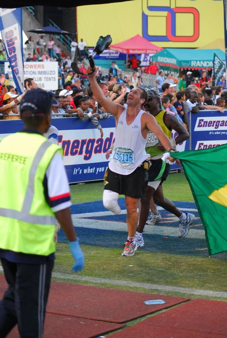 Paulo finalizou a prova pulando de um pé só (foto: Arquivo Pessoal)