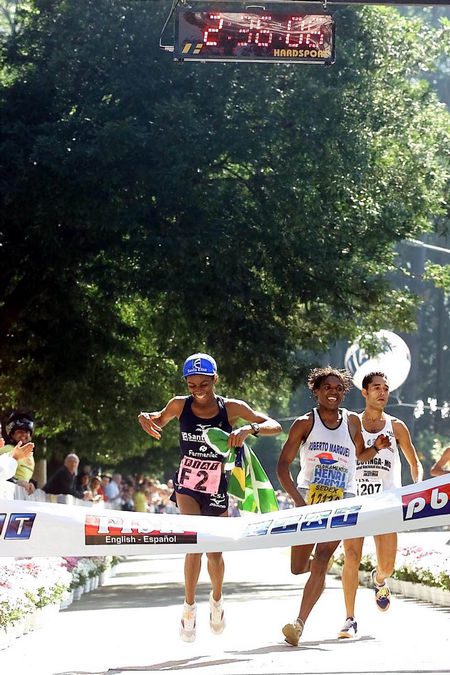 Baldaia ao vencer a Maratona de São Paulo (foto: Rubens Chiri)