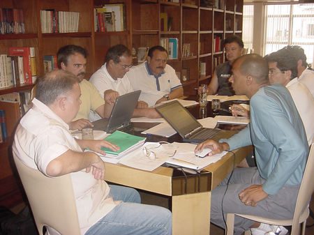 Conselho Técnico da <i>CBAt</i> reunido para definr os critérios para 2003 (foto: Divulgação)” /><br />
Conselho Técnico da <i>CBAt</i> reunido para definr os critérios para 2003 (foto: Divulgação)</div>
<p>Reunido em Manaus, semana passada, o Conselho Técnico da Confederação Brasileira de Atletismo definiu vários critérios de atuação para a próxima temporada. Formas de convocação e datas de competições foram definidas, assim como a participação da Seleção Brasileira de Atletismo em torneios internacionais.</p>
<p>Para os Campeonatos Sul-americanos de Cross Country, primeira competição internacional da temporada, dias 22 e 23 de fevereiro, em Assunção (Paraguai), ficou decidido que será convocado o vencedor de cada prova da Copa Brasil de Cross Country, marcada para o início de feveriro, no total de oito atletas. Para os Campeonatos Mundiais de Cross Coutry. Dias 29 d 30 de março, em Lausanne (Suíça), serão chamados os vencedores de cada proca da Copa Brasil de Cross Coutry, desde que os mesmo tenho obtido os índices estabelecidos pela IAAF e tenham se classificado entre os três primeiros nos Campeonatos Sul-Americanos de Cross Country.</p>
<p>Já para os Campeonatos Sul-Americanos de Atletismo de Juvenis, programados para os dias 7 e 8 de junho, em Guayaquil (Equador), serão chamados os primeiros colocados em cada prova dos Campeonatos Brasileiros de Juvenis, que acontecerão nos dias 17 e 18 de maio, em local a ser determinado. A Confederação Brasileira de Atletismo tentará, ainda, conseguir recursos financeiros para convocar também os segundo colocados de cada provas, mas esta possibilidade ainda não está definida. Para as provas de revezamento, serão chamados os quatro primeiros colocados nas provas dos 100m e 400m.</p>
<p>Para o Grande Prêmio Brasil de Atletismo (GP IAAF   1ª Etapa), marcado para 4 de maio em local a ser determinado, serão convocados os atletas brasileiros ranqueados entre os 30 primeiros do ranking da IAAF em 2002 nas provas em disputa e os primeiros colocados do ranking brasileiro adulto de 2003, incluindo provas indoor, até abril de 2003, para completar as provas em disputa, se fornecessário. </p>
<p>Os Campeonatos Sul-Americanos de Atletismo de Adultos, marcados para 27, 28 e 29 de junho, em Caracas (Venezuela), terão a presença dos atletas brasileiros que foram primeiros colocados, em cada prova, no Troféu Brasil de Atletismo, que será disputado de 12 a 15 de junho, em local a ser determinado. A CBAt tentará levar também os segundos colocados, dependendo dos recursos financeiros.</p>
<p>Para os Campeonatos Mundiais de Meia-Maratona, programados para 4 de outubro, em Vilamoura (Portugal), serão convocados os dois atletas, um no masculino e outro no feminino, mais bem classificados nos Campeonatos Brasileiros de Meia-Maratona, a serem realizados no Rio de Janeiro, no dia 31 de agosto de 2003, desde que os mesmos tenho obtido os índices estabelecidos pela IAAF..</p>
<p>Os Campeonatos Mundiais Indoor, de 14 a 16 de março, em Birmgnham, na Inglaterra, terá como representantes brasileiros os primeiro colocados no Ranking Brasileiro de Atletismo, incluindo provas indoor, que tenham obtido o índice mínimo estabelecido pela IAAF e pela CBAt, no período de 1 de maio de 2002 a 3 de março de 2003. Para as provas combinadas, serão convidados os seis atletas primeiros colocados da lista indoor e os dois primeiros colocados da lista outdoor.</p>
<p><strong><em>Este texto foi escrito por: Confederação Brasileira de Atletismo – CBAt</em></strong></p>
                </div>

            </div>
            <div class=
