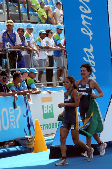 Sandra e Mariana Ohata durante a chegada (foto: Thiago Padovanni/ www.webrun.com.br )
