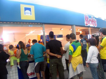 Público enfrenta fila e pago por sanduíche (foto: Alexandre Koda/ www.webrun.com.br)