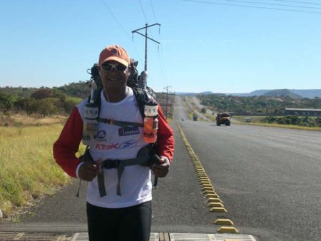 Sozinho Carlos corre pelas estradas brasileiras (foto: Arquivo pessoal)