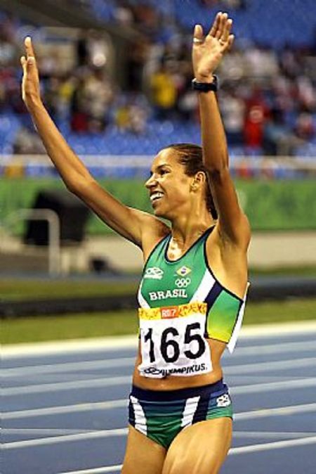Lucélia fez uma prova com muitas disputas para garantir o bronze (foto: Divulgação/ CBAt)