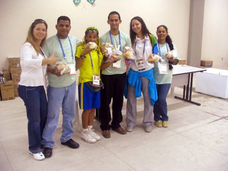 Ana Luiza com Mara (esquerda) e a equipe de staffs (foto: Alexandre Koda/ www.webrun.com.br)