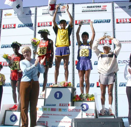 Cordeiro de Lima levantando o troféu após vencer a Maratona de São Paulo onde obteve a mais rápida performance entre os brasileiros (foto: Roberto Shibuya)