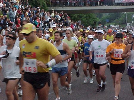Largada da prova na edição 2002 (foto: Harry Thomas - Arquivo WebRun)