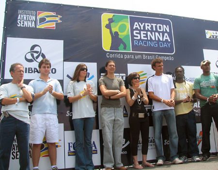 Viviane Senna (de preto ao centro)  junto com autoridades e convidados da prova (foto: Alexandre Koda/ www.webrun.com.br)