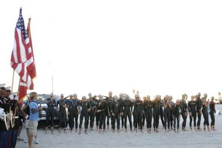 Devido à temperatura baixa da água  a roupa de neoprene foi liberada (foto: Divulgação)