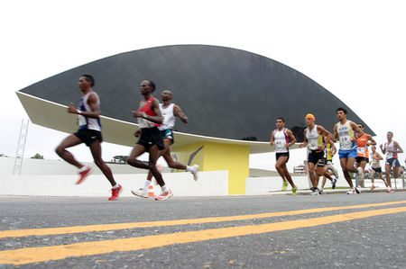 Pelotão masculino no percurso (foto: Valdecir Galor/SMCS)