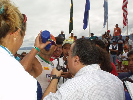 ...e após a chegada junto a imprensa local (foto: Juliana Ikeda)