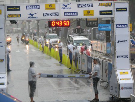 Os corredores precisam estar preparados para qualquer condição climática (foto: Alexandre Koda/ www.webrun.com.br)