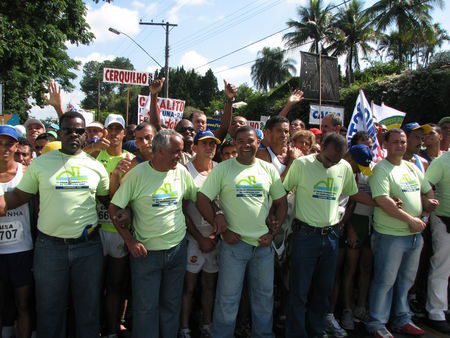 Corredores sofrem sob o sol com a largada tarde (foto: Alexandre Koda/ www.webrun.com.br)