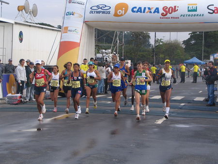 Largada da elite feminina da Maratona de SP 2007 (foto: Alexandre Koda/ www.webrun.com.br)