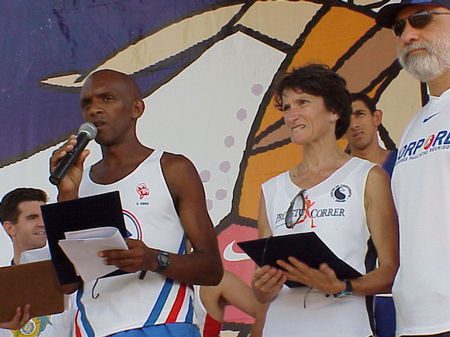 Eliana Reinert sendo homenageada pela Corpore no ano passado pela sua importância para as corridas de rua (foto: Harry Thomas Jr  Arquivo WebRun)