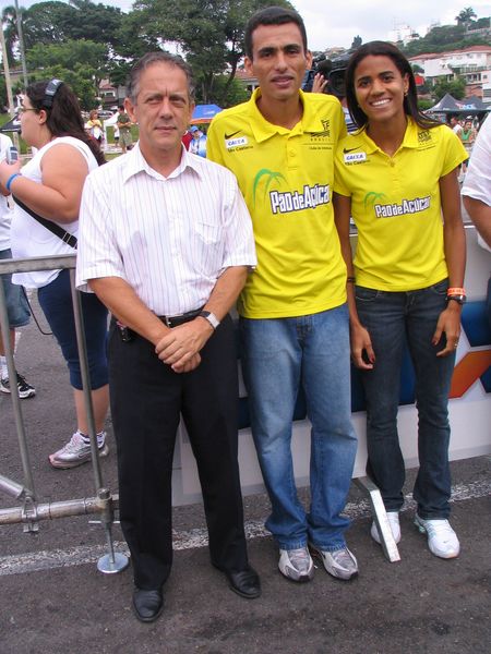Marílson e Juliana junto com o secretário de Esportes Lazer e Cultura de São Paulo Walter Feldman (foto: Alexandre Koda/ www.webrun.com.br)