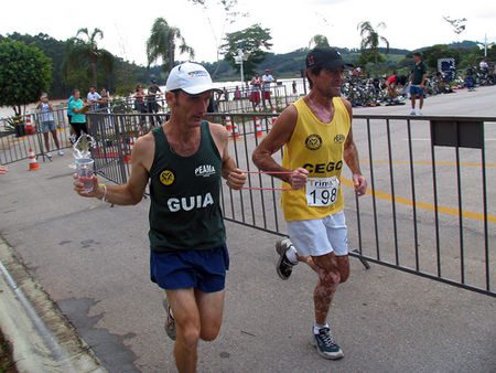 Frederico e seu guia (foto: Alexandre Koda/ www.webrun.com.br)